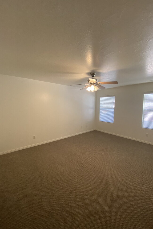 Building Photo - "Charming 2-Bed/2-Bath Townhouse in Prime Saint George Location with 1300 Sq Ft of Comfortable Li...