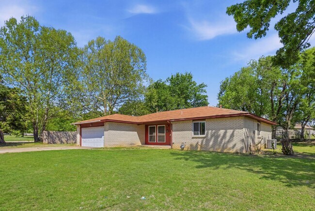 Building Photo - 3 Bed / 2 Bath / Near Tulsa Arts District