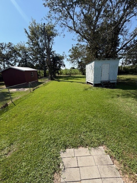 Vista parcial del patio trasero - 173 Highway 1003