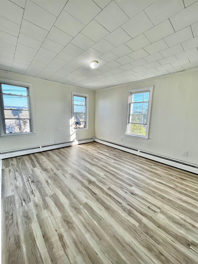 Building Photo - 455 Orient Way