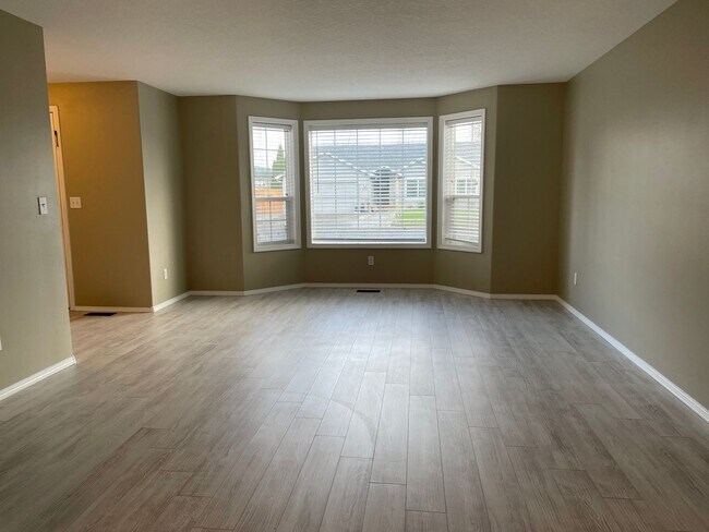 Foto del edificio - Spacious 5 Bedroom Home! Granite Counters!...