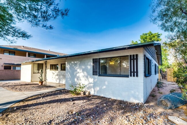 Building Photo - 2940 N Cherry Ave