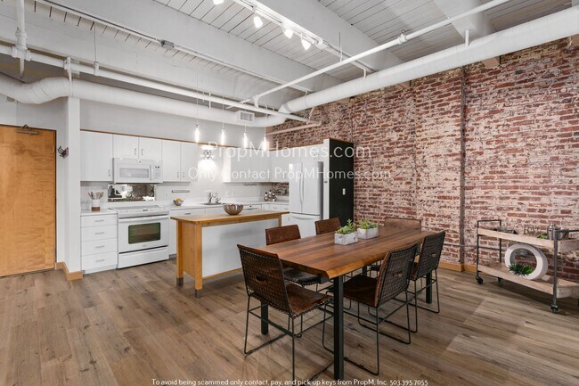 Foto del edificio - Stunning One Bedroom Historic Loft Style Condo In The Heart of The Pearl!
