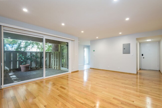 Building Photo - Newley Remodeled Sharon Ridge 3 Bedroom/ 2...