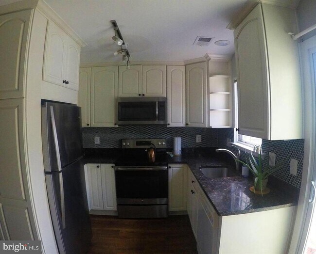 Foto del edificio - 8702 Village Green Ct