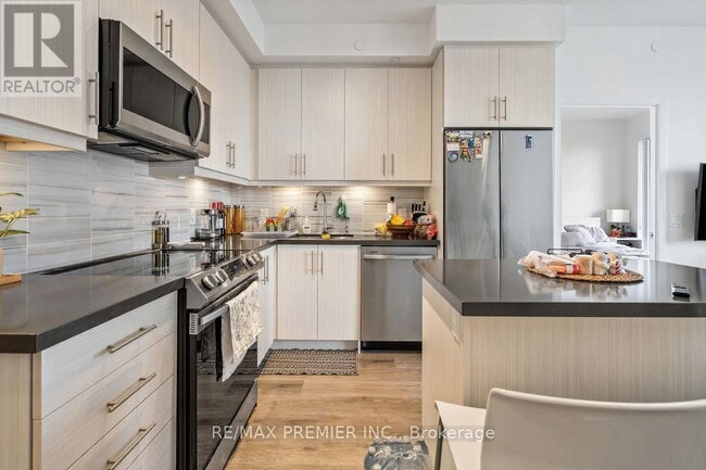 Building Photo - 95 Oneida Crescent