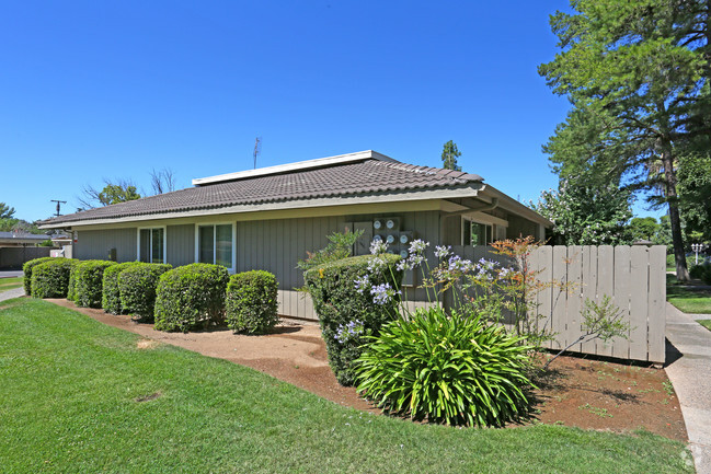 Foto del edificio - Monterey Pines Apartments