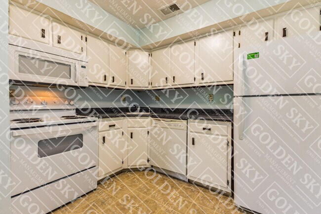 Building Photo - 915 N Muessing St
