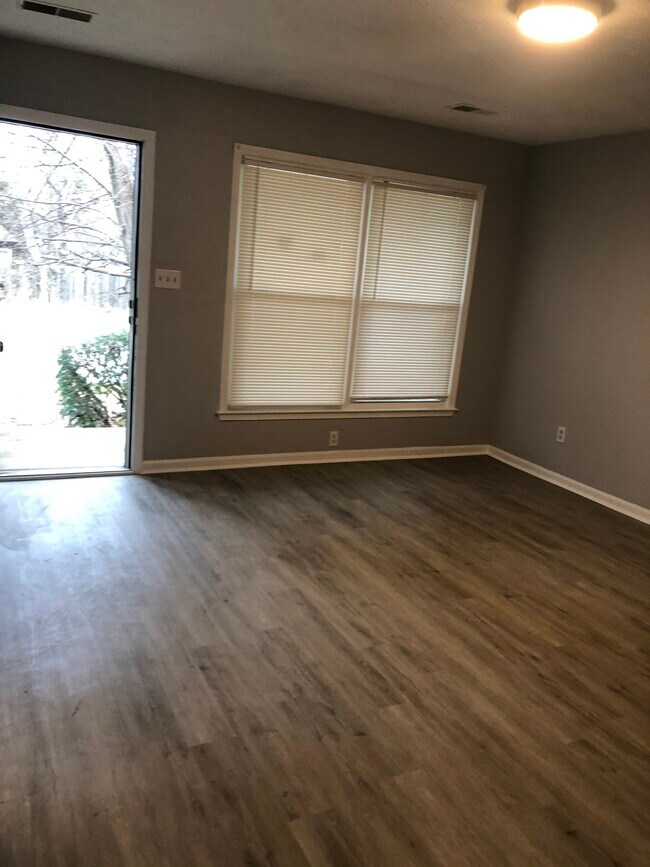 Building Photo - 2686 Woodhill Dr