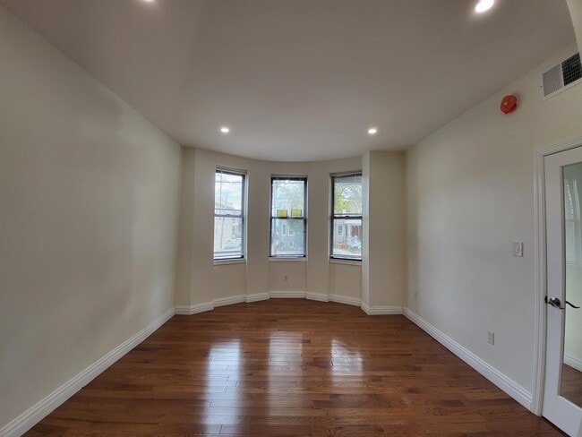 Foto del edificio - 447 Gregory Ave