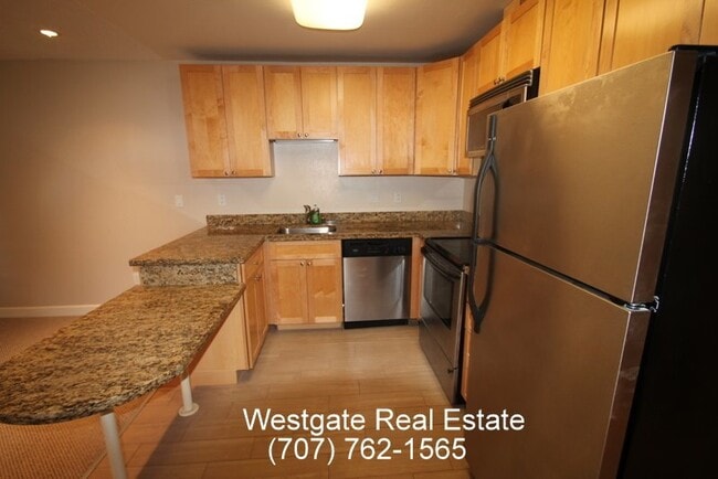 Building Photo - Lovely 1 Bedroom/1 Bathroom West Petaluma Condo Available Now