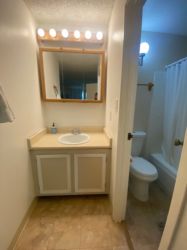 Building Photo - 501 Golden Cir