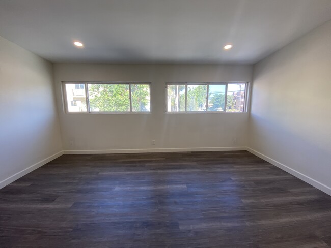 Building Photo - 6551 Woodley Ave