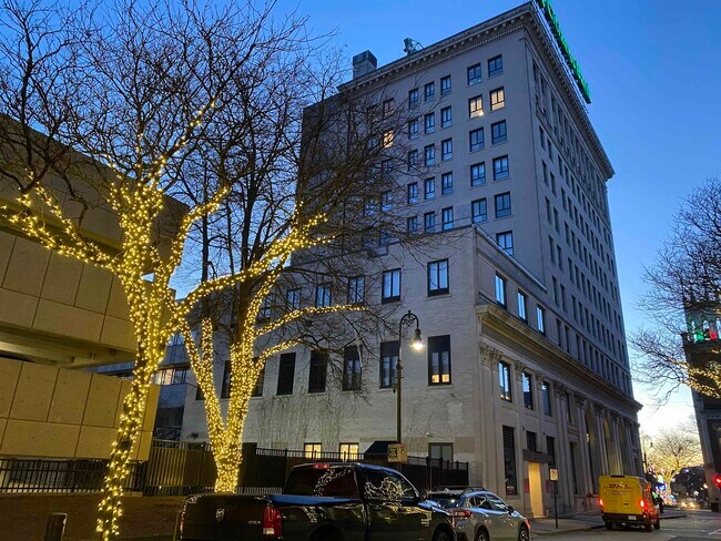 Building Photo - 875 Elm St