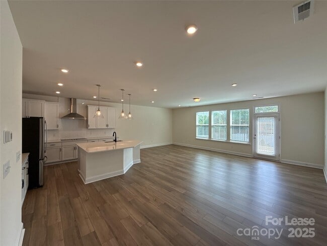 Building Photo - 6032 Mariemont Cir