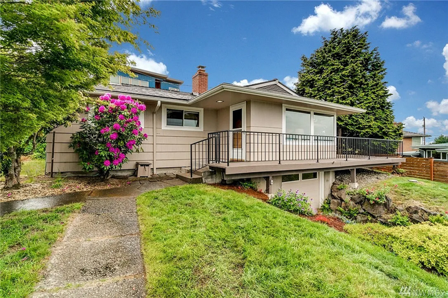 Building Photo - Magnificent 3 Bedroom Lake Washington House!