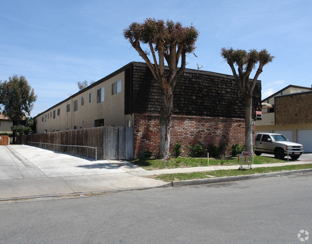 Building Photo - 7861 Macdonald Ave