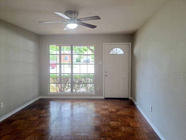 Building Photo - 3 Bedroom / 1 Bath / 1 Car Garage