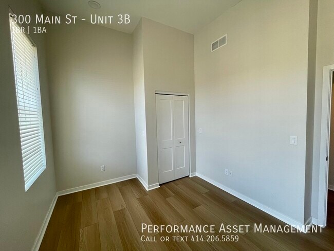 Building Photo - Darling Downtown Racine 1br loft