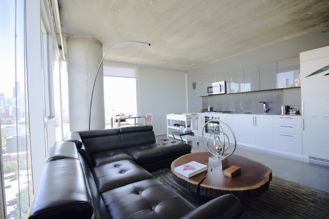 Foto del edificio - 585 W Division St