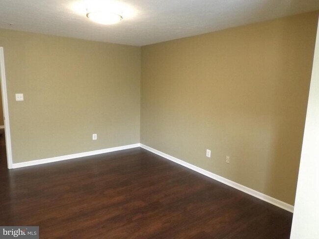 Building Photo - 8911 Town Center Cir