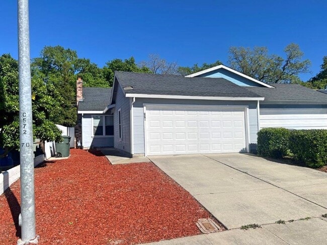 Building Photo - 3 Bedroom 2 Bath Duplex w/ Garage Vacavill...