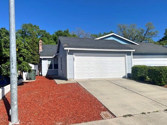 Foto del edificio - 3 Bedroom 2 Bath Duplex w/ Garage Vacavill...