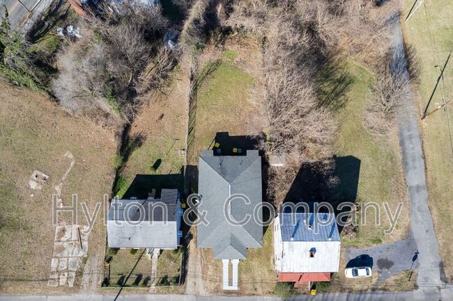 Building Photo - 415 Porterville St
