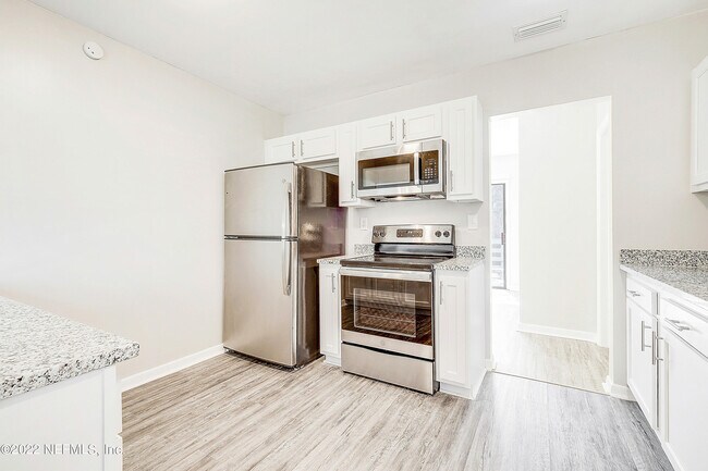 Building Photo - 2459 Mercer Cir S