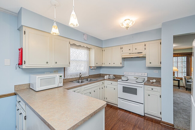 Building Photo - 1004 E Callero Cir