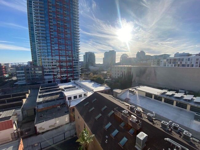 Building Photo - Open Floorplan Condo in Downtown High-Rise