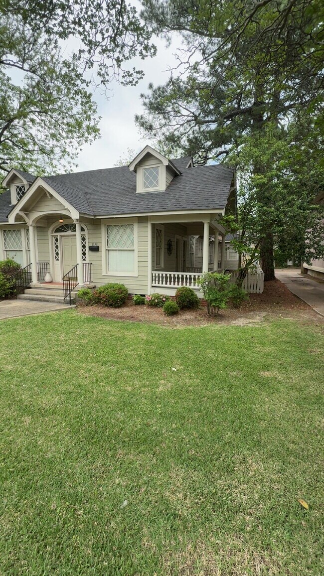 Foto del edificio - Beautiful duplex in Belhaven!! ALL UTILITIES INCLUDED!!!