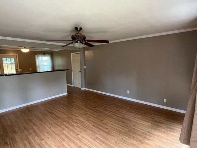 Building Photo - 3 Bedroom Ranch in Champaign-AVAILABLE AUG...