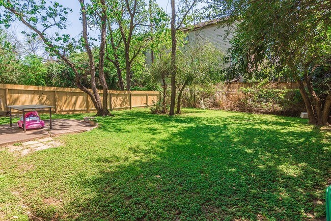 Foto del edificio - 8811 Carousel Ln