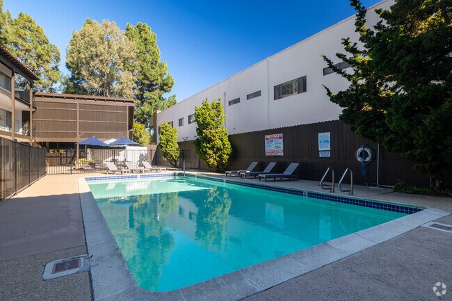 Piscina - Peninsula Villas Apartments