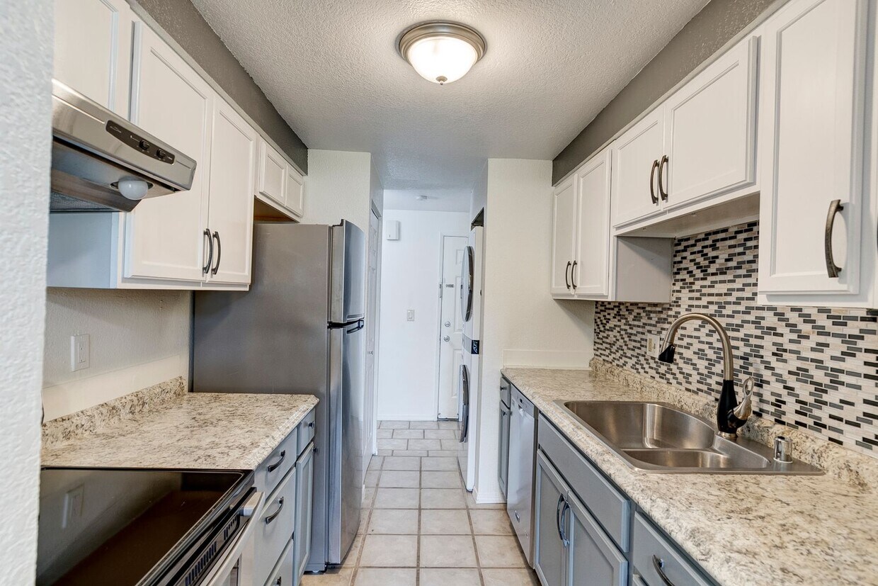 Foto principal - 2 Bedroom Downstairs Condo with Washer/Dry...
