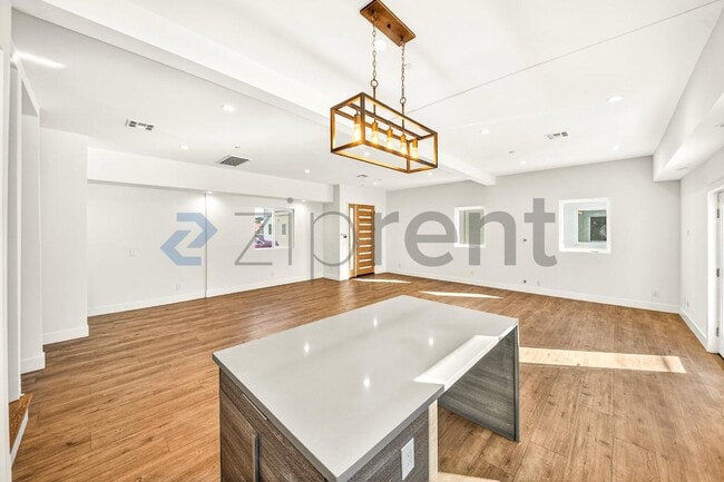 Foto del edificio - 5641 Riverton Ave