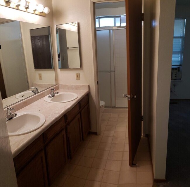 Building Photo - 3 bed 2 bath 2 car Garage Northwest Reno H...