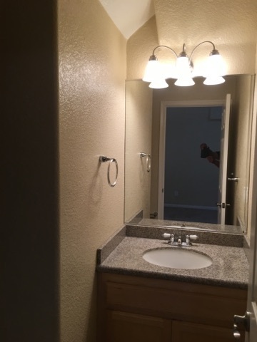 Building Photo - Modesto 2 Bedroom 2.5 Bath Townhome