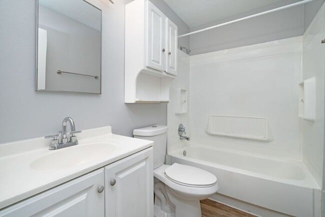 Building Photo - Spacious 2 bedroom and the 1st month rent is Free!!!