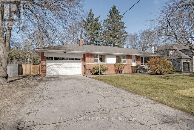 Building Photo - 2063 Glenforest Crescent