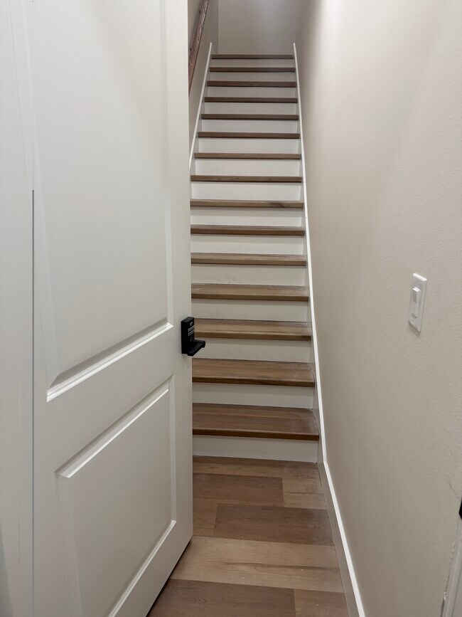 Escaleras - 925 24th Ave N