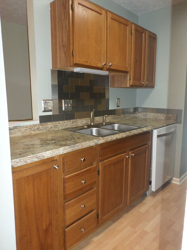 Building Photo - 2 Bedroom 2 bath Condo