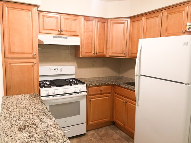 Kitchen - 2725 Cranston Rd
