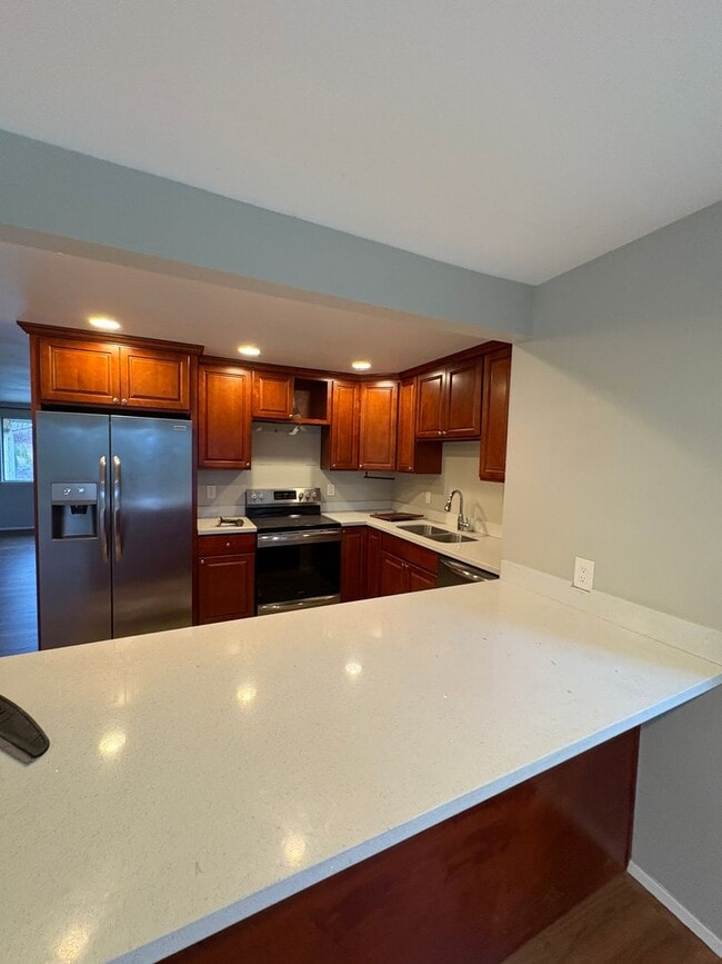 Foto del edificio - 4 Bedroom 1.5 Bathroom House In Bellevue Lake Hills