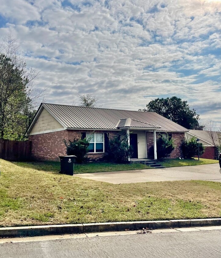 2 BR 2 BA Fenced Yard - 2 BR 2 BA Fenced Yard