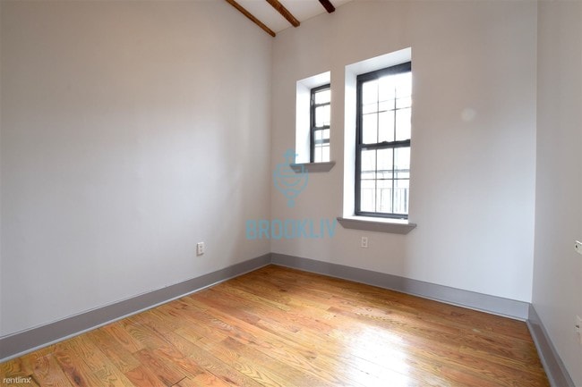 Building Photo - 3 br, 1.5 bath Apartment - 292 Bedford Ave 15