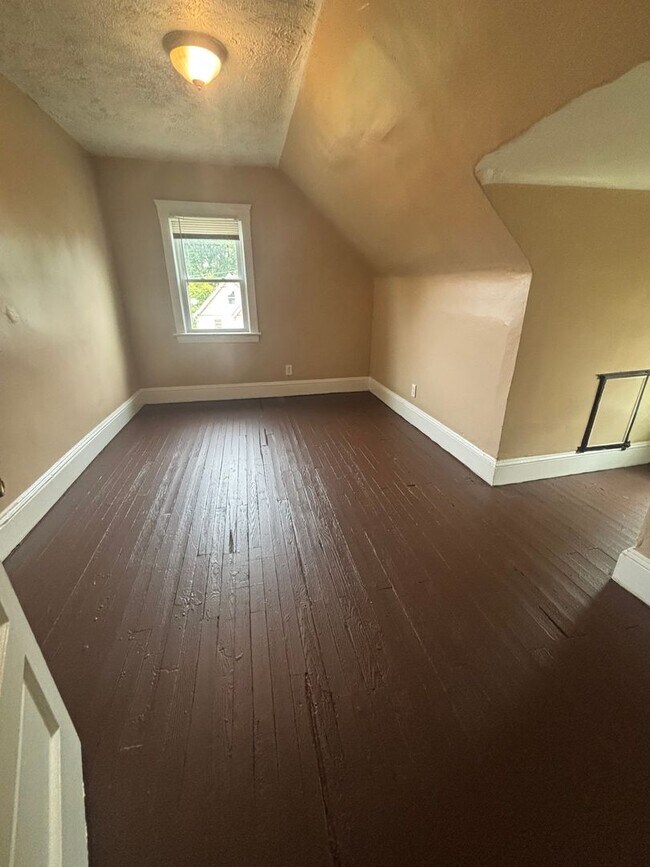 Foto del edificio - 4bd Side by Side Duplex Water/Sewer Included Cash Pay/Section 8