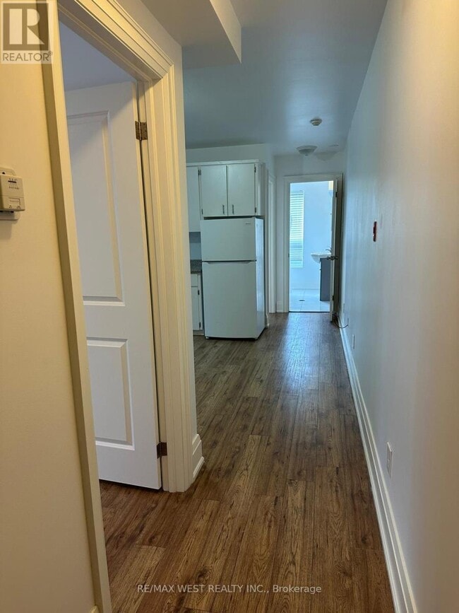 Building Photo - 398 College St