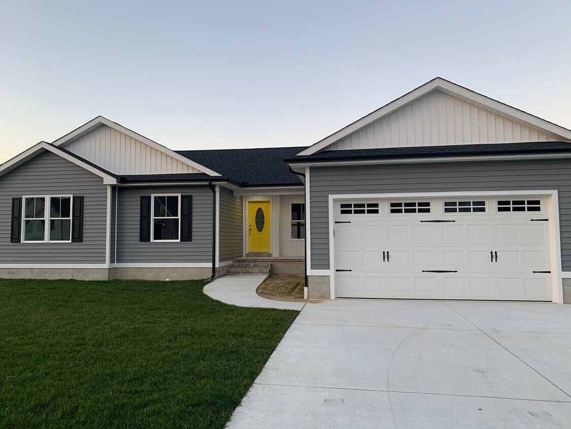Foto principal - 145 Mayflower Dr